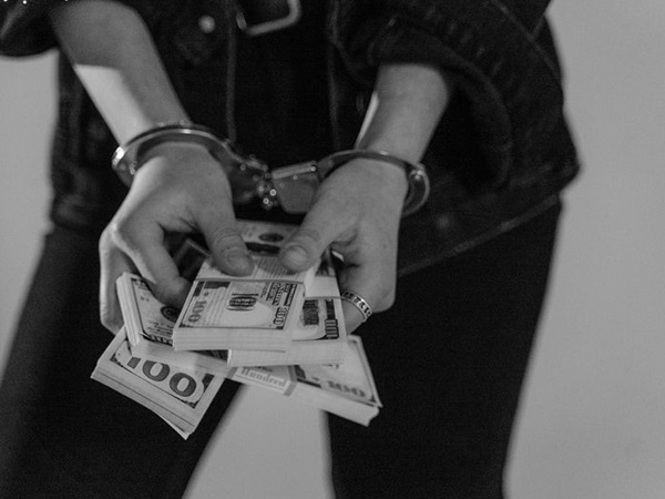 Mơ thấy mình bắt được trộm đánh con gì tài lộc gõ cửa?