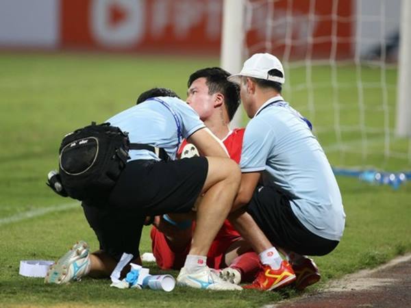 Bóng đá VN 30/10: Hoàng Đức bị đụng dập dây chằng gối